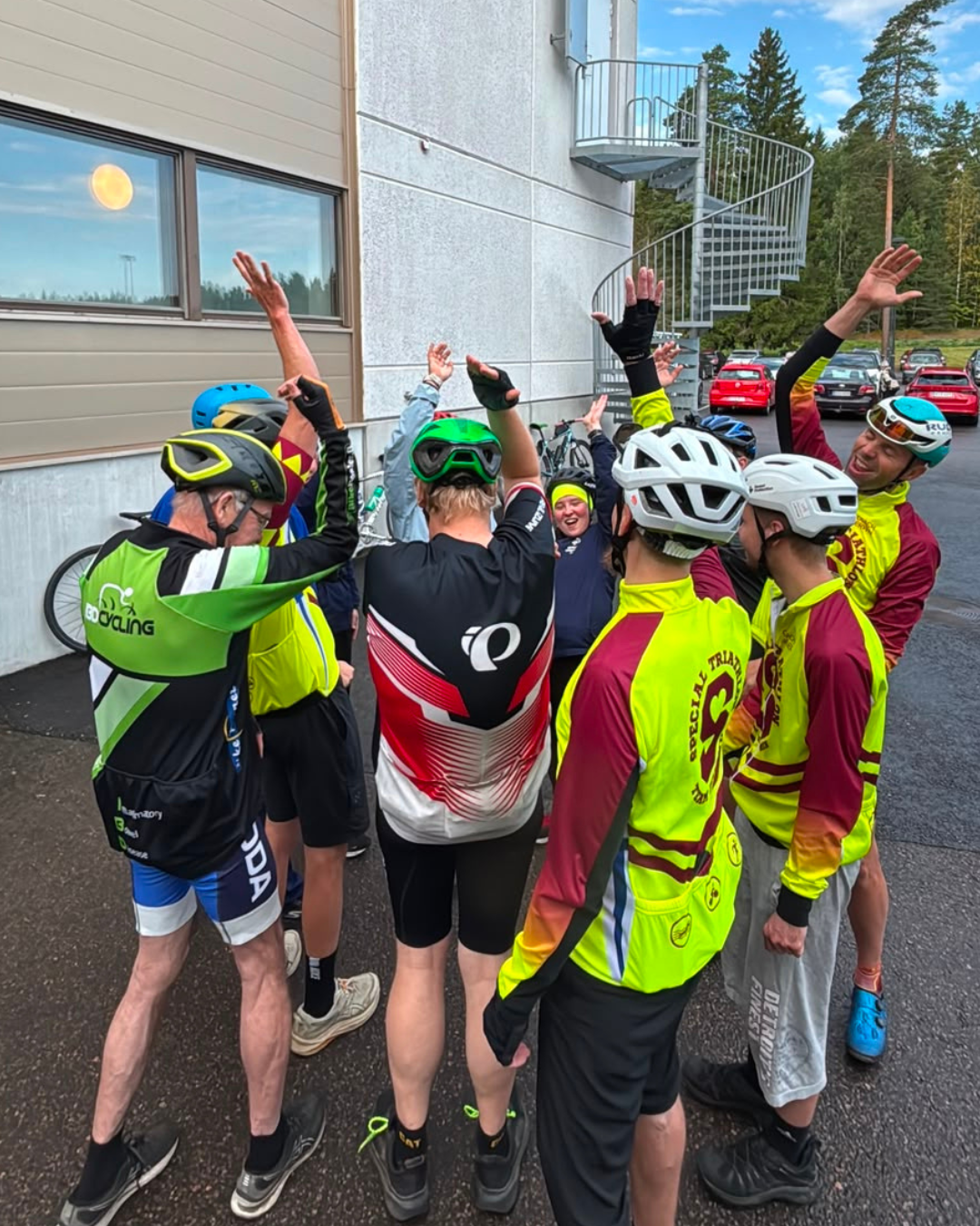 Triathlonistit ryhmähuudossa.